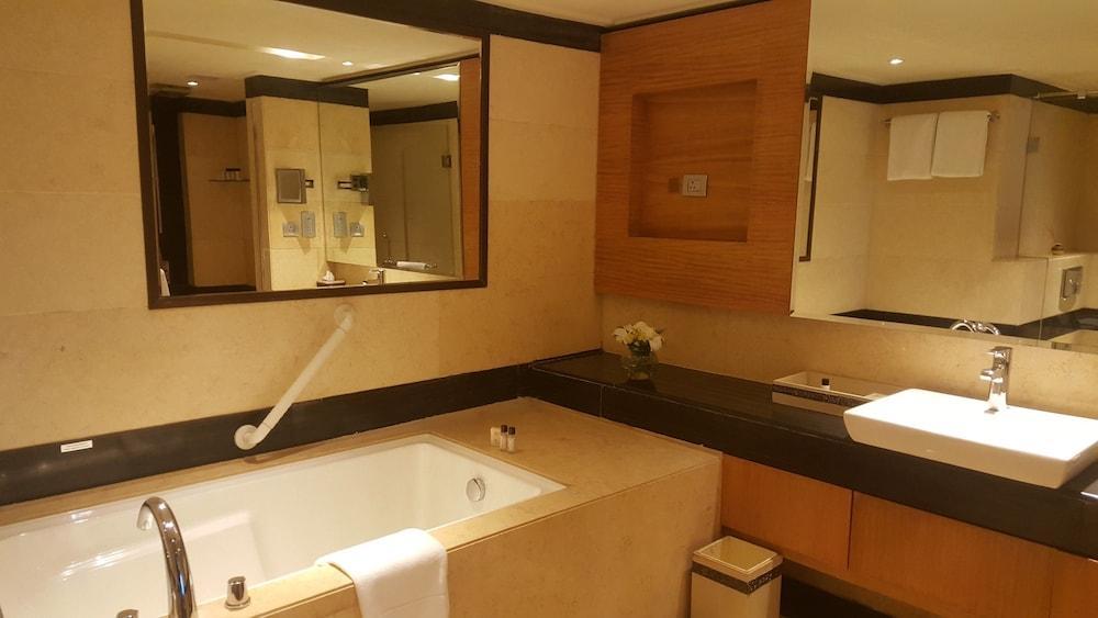 فيفانتا حيدر آباد بيجبومبت حيدر أباد المظهر الخارجي الصورة Bathroom in a hotel