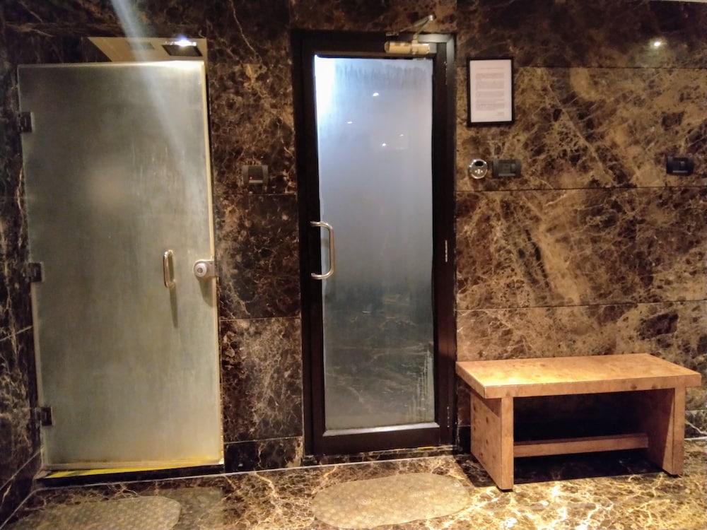 فيفانتا حيدر آباد بيجبومبت حيدر أباد المظهر الخارجي الصورة A shower room