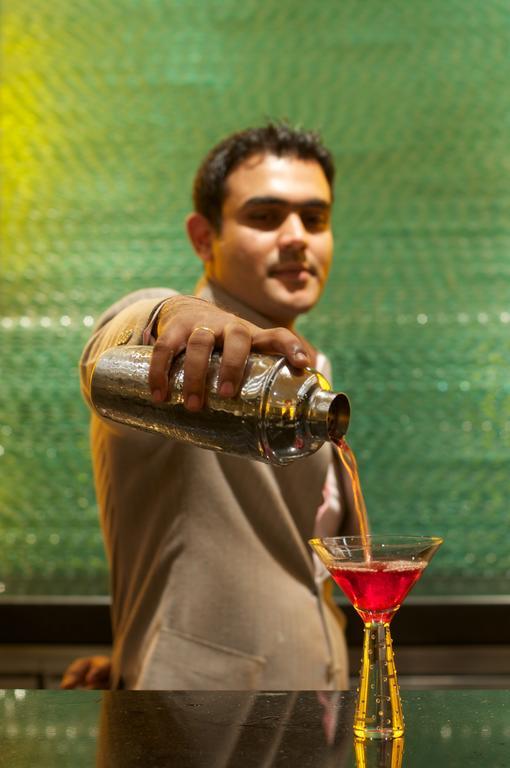 فيفانتا حيدر آباد بيجبومبت حيدر أباد المظهر الخارجي الصورة A bartender pouring a drink