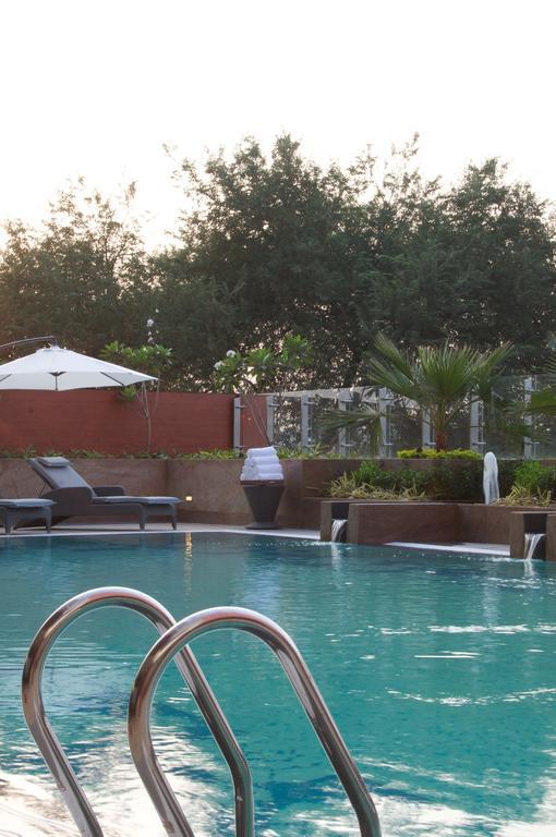 فيفانتا حيدر آباد بيجبومبت حيدر أباد المظهر الخارجي الصورة The pool at the Taj Bengal