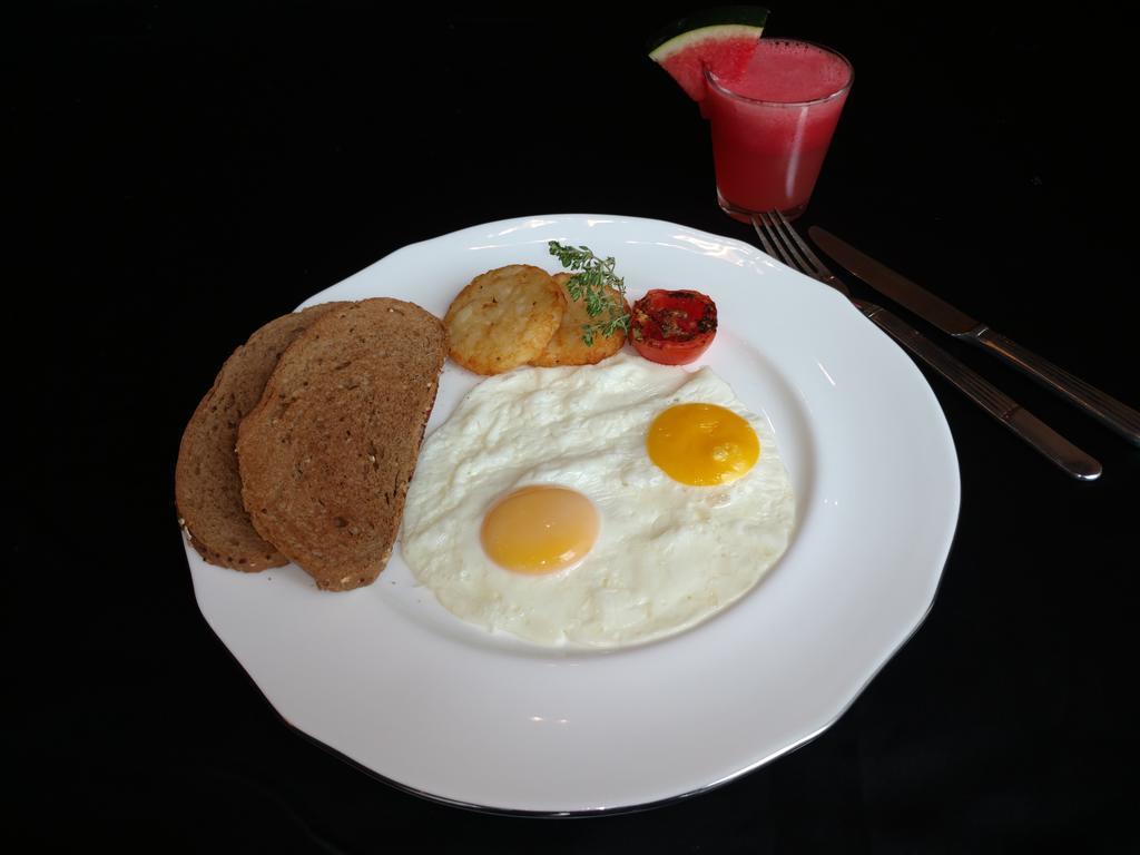 فيفانتا حيدر آباد بيجبومبت حيدر أباد المظهر الخارجي الصورة A plate of sunny-side-up eggs