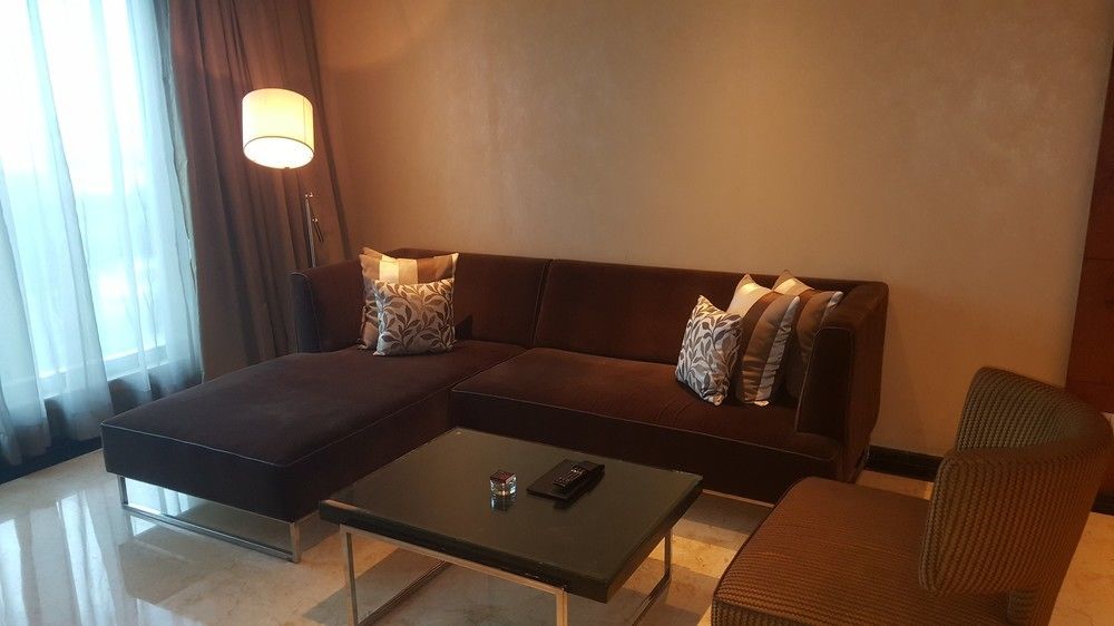 فيفانتا حيدر آباد بيجبومبت حيدر أباد المظهر الخارجي الصورة A living room in a suite at the Ritz-Carlton, Kuala Lumpur