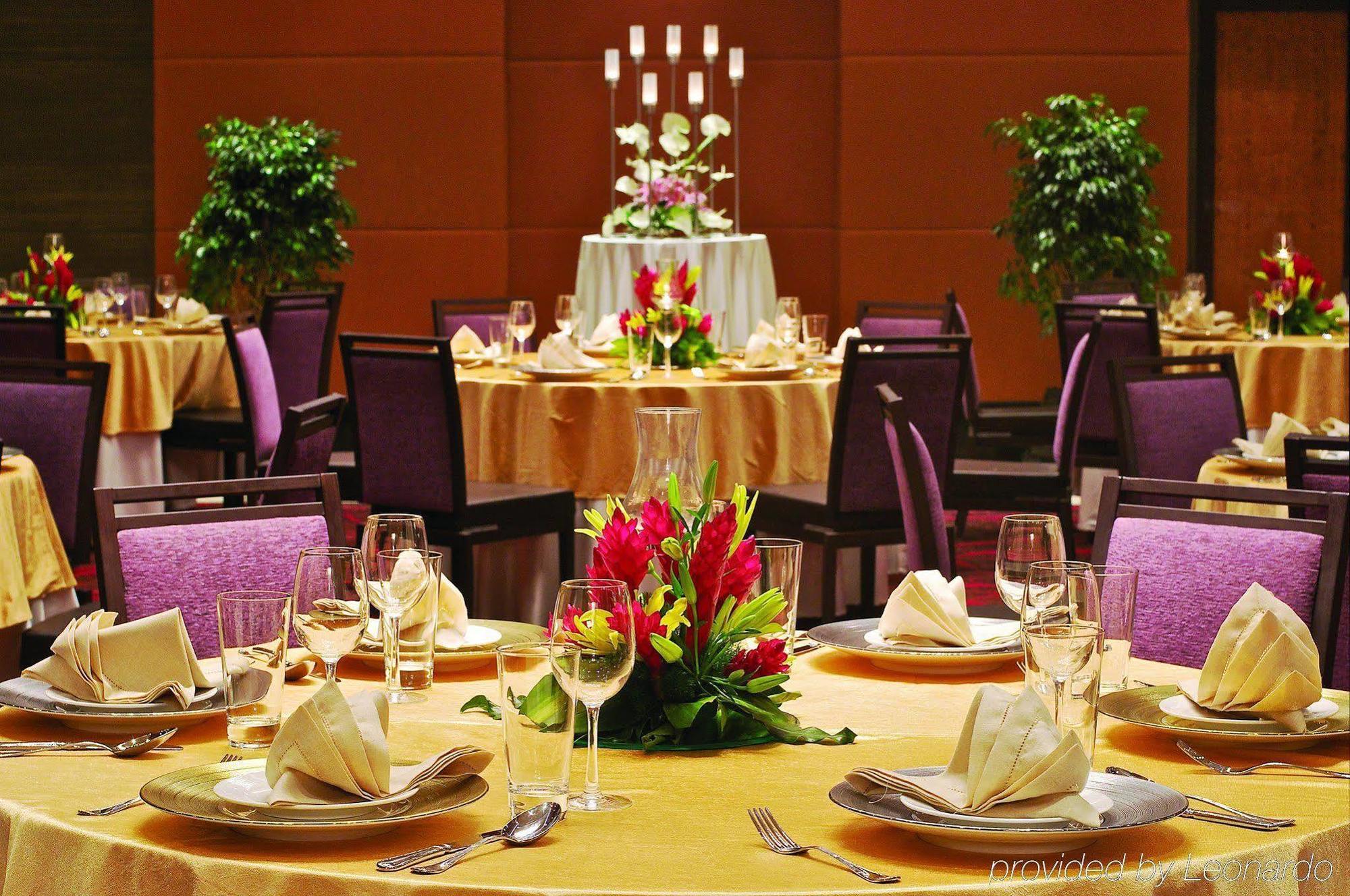 فيفانتا حيدر آباد بيجبومبت حيدر أباد المرافق الصورة A table set for a formal dinner